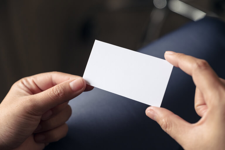 名刺の裏面活用！7つのアイデアからビジネスチャンスを広げよう